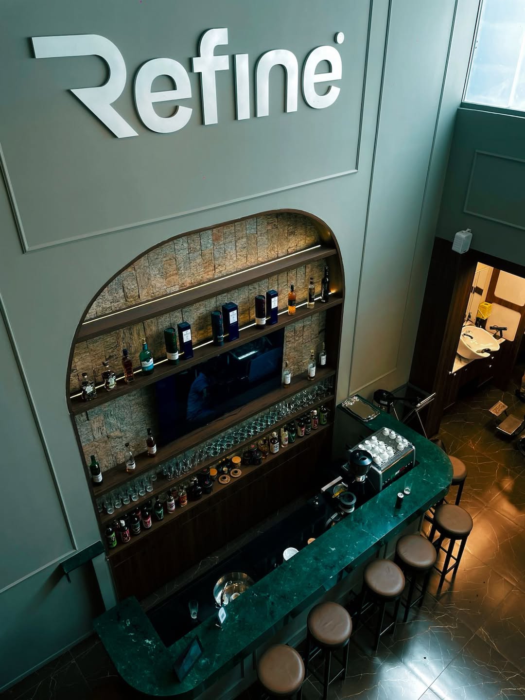 Bar de marmore verde com destilados premium