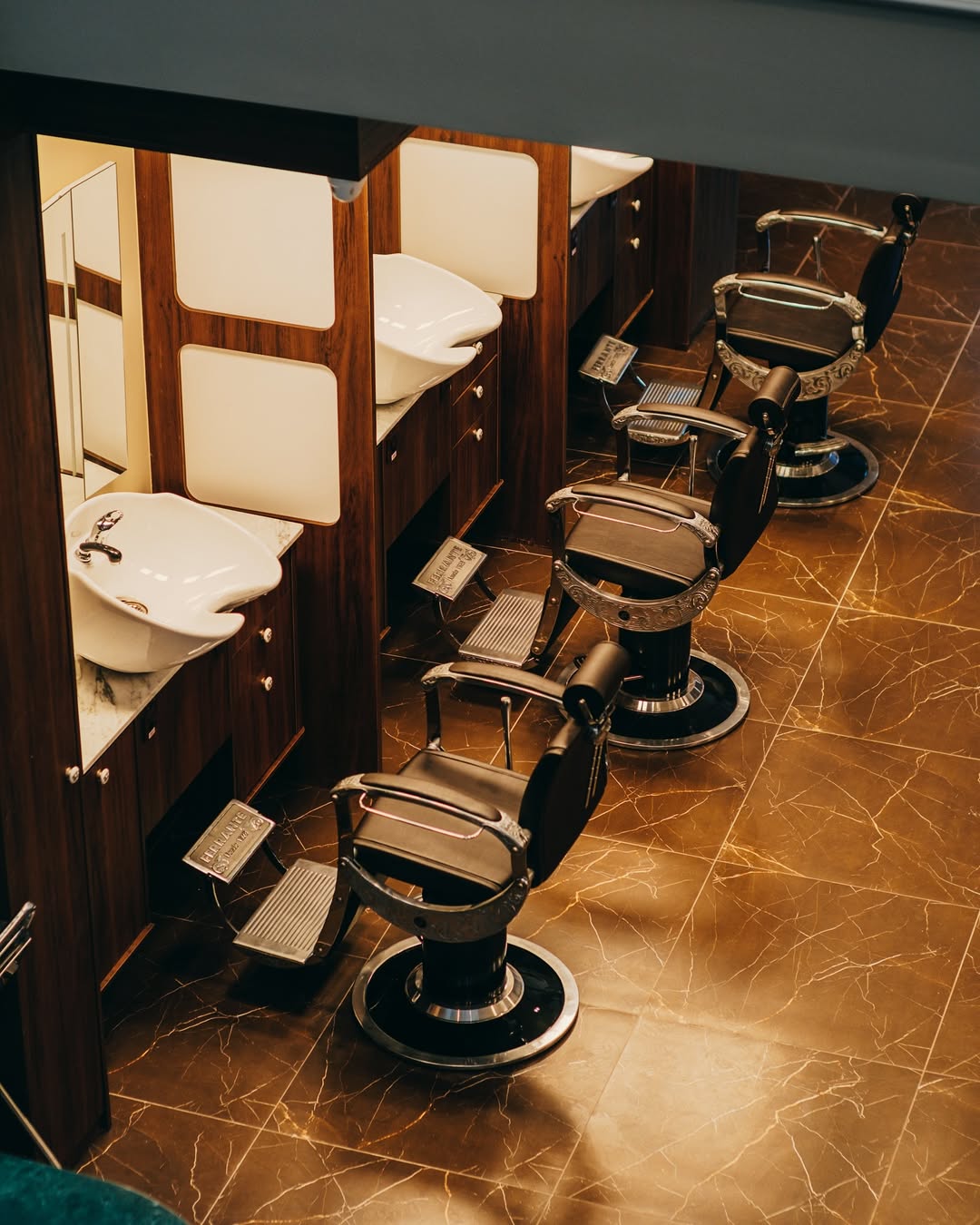 Cadeiras de barbeiro classicas no piso de marmore
